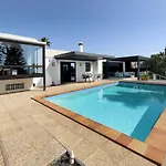 Amazing Puerto Del Carmen 4 Bedrooms Seaside Private Pool And Stunning Mountain Views Lanzarote * 티아즈