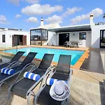 빌라 Amazing Puerto Del Carmen 4 Bedrooms Seaside Private Pool And Stunning Mountain Views Lanzarote