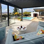 Amazing Puerto Del Carmen 4 Bedrooms Seaside Private Pool And Stunning Mountain Views Lanzarote 빌라 *