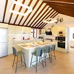 빌라 Amazing Puerto Del Carmen 4 Bedrooms Seaside Private Pool And Stunning Mountain Views Lanzarote