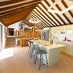 Amazing Puerto Del Carmen 4 Bedrooms Seaside Private Pool And Stunning Mountain Views Lanzarote 빌라 *