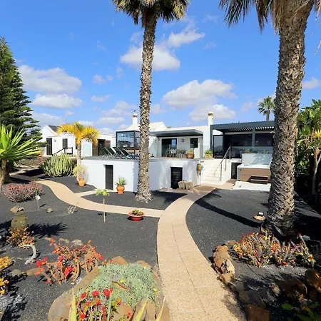 Villa Amazing Puerto Del Carmen 4 Bedrooms Seaside Private Pool And Stunning Mountain Views Lanzarote *